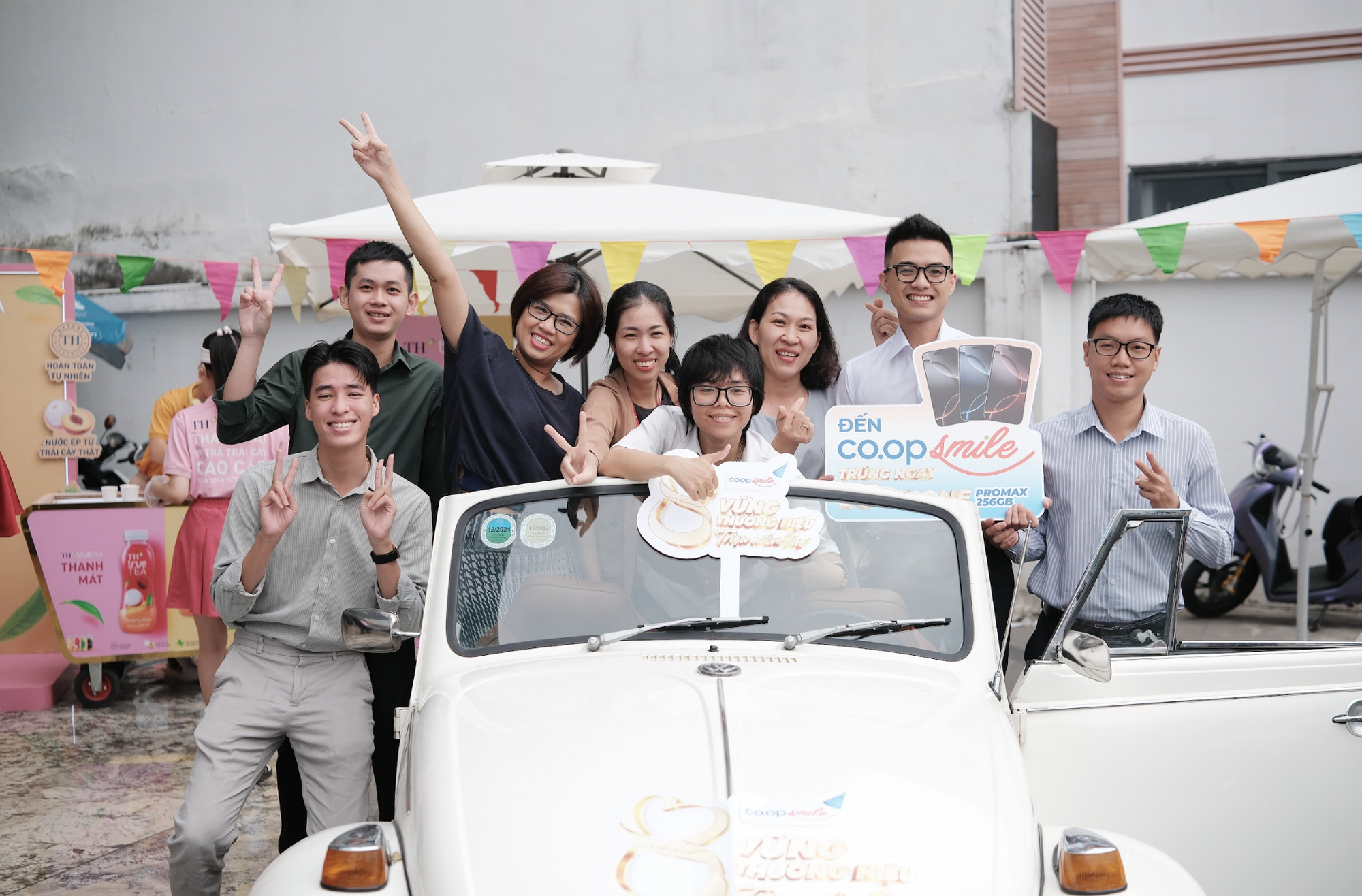 Co.opSmile khuấy động TP.HCM với roadshow xe cổ độc đáo cùng cơn 'mưa' quà tặng - Ảnh 2.