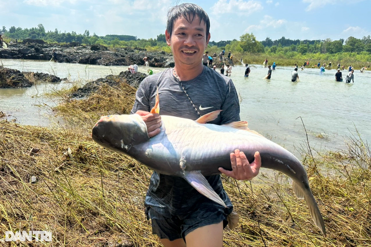 មនុស្ស​រាប់​ពាន់​នាក់​នេសាទ​នៅ​ជើង​ទំនប់​វារីអគ្គិសនី Tri An