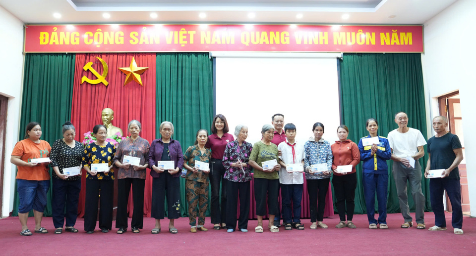 La familia del Sr. Khanh donó regalos a 20 hogares del barrio de Thanh Tri. Foto TH