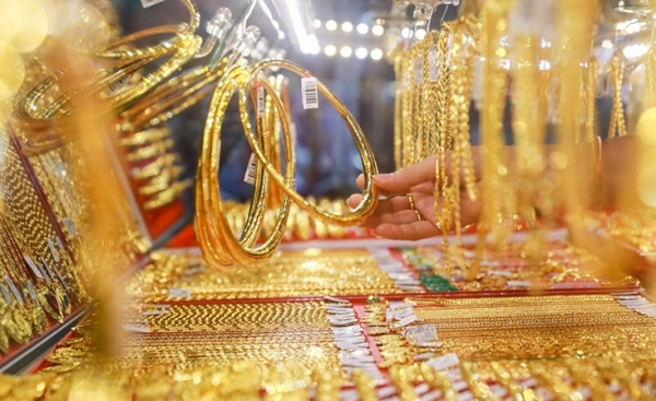 SJC gold has been unchanged for more than 3 weeks while world gold has fallen sharply.