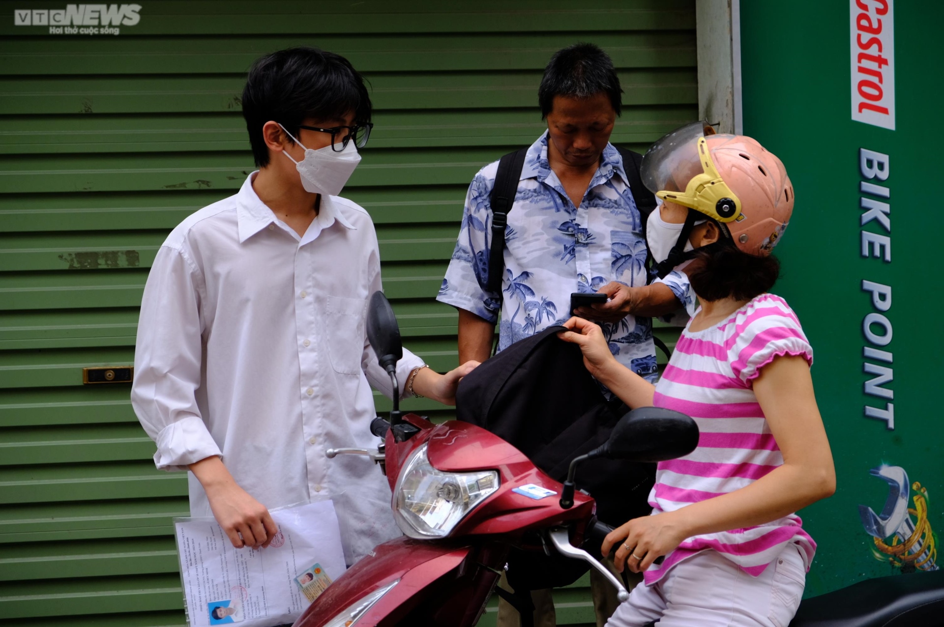 เปิดวัดและบ้านให้พ่อแม่หลบแดดระหว่างรอลูกหลานสอบวันที่ 10 กันยายนนี้