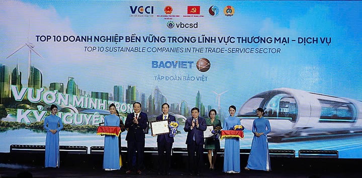 Bảo Việt nhận giải thưởng.