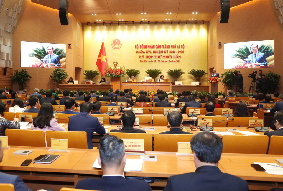 Implementing Resolution 594/NQ-UBTVQH15, after the question and answer session at the meeting, the Hanoi People's Council issued a resolution, which is the basis for the Standing Committee, Committees, delegations and delegates of the City People's Council to monitor the progress of implementing the commitments of departments, branches and units.