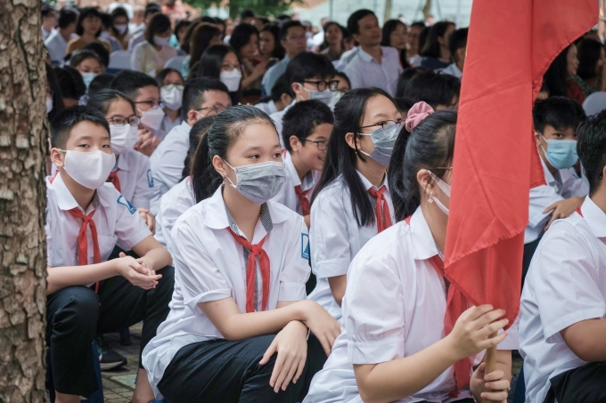 นักเรียนระดับมัธยมศึกษาตอนต้น โรงเรียนมัธยมศึกษาตอนปลายฮานอย-อัมสเตอร์ดัมเพื่อผู้มีความสามารถพิเศษ ในพิธีเปิดปี 2022 ภาพ: เว็บไซต์ของโรงเรียน