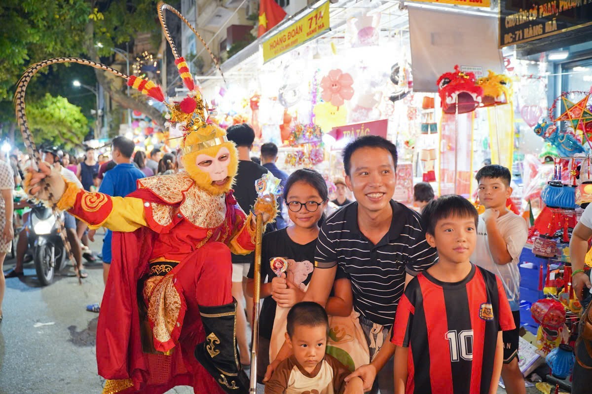 De nombreuses jeunes familles descendent dans la rue pour retrouver la « vieille fête de la mi-automne » photo 8