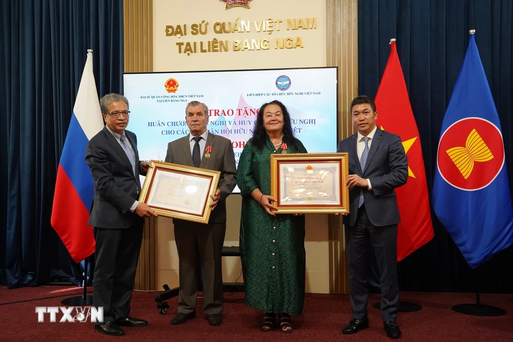 La Medalla de la Amistad fue otorgada a dos vicepresidentes de la Asociación de Amistad Rusia-Vietnam, la Sra. Regina Bundarina y el Sr. Vladimir Ruvimov. (Foto: Duy Trinh/VNA)