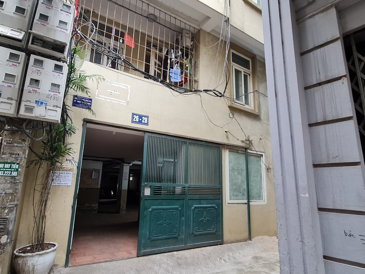 Real Estate - Hanoi: Close-up of 'mini apartments' located in narrow alleys (Image 2).