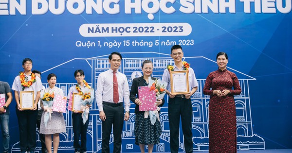 Tôn vinh phụ huynh trong lễ tổng kết năm học, tại sao không?