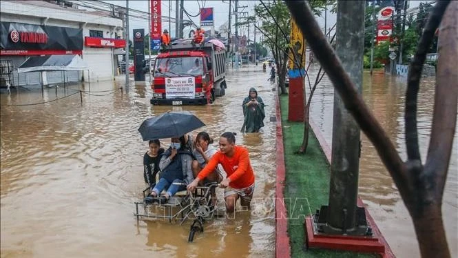 Bão Bebinca hoành hành tại Philippines, ít nhất 6 người tử vong