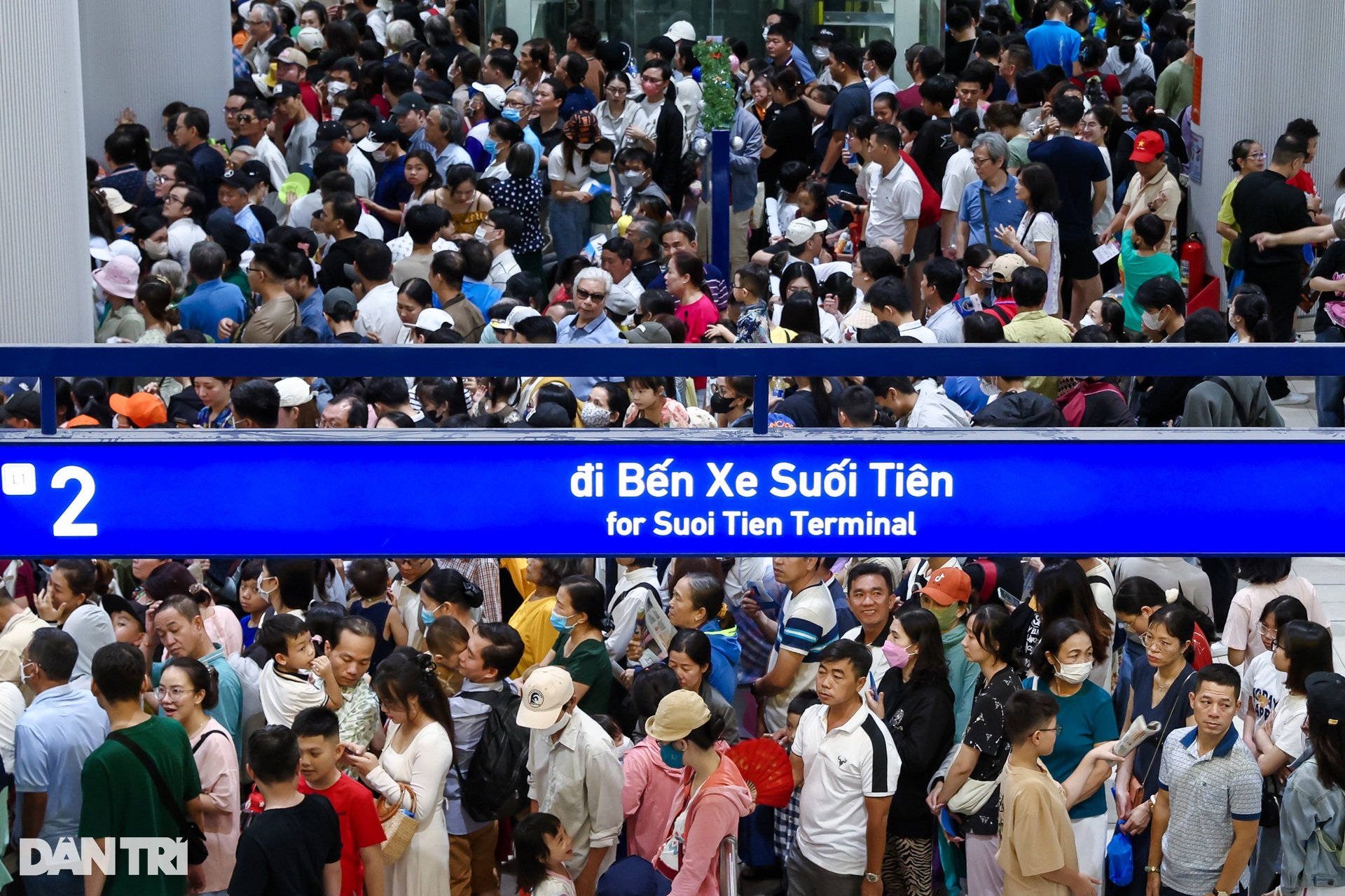 Metro Bến Thành - Suối Tiên chật kín người sáng cuối tuần - 1