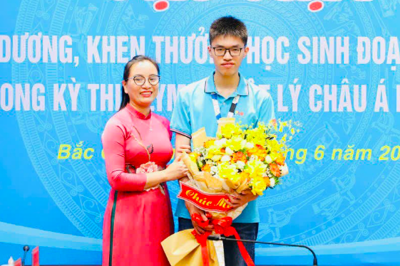 Bac Giang male student's 'double' wins Gold Medal at World Physics Olympiad