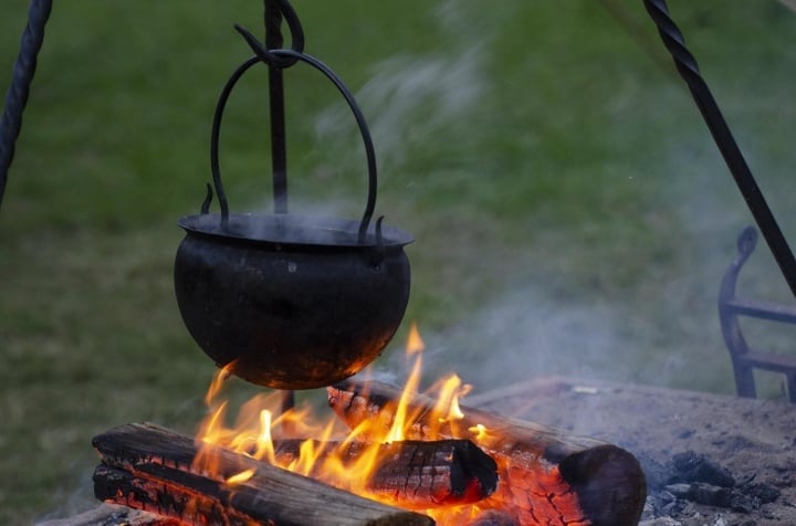 Beim Verbrennen bilden sich gelbe Feuerflecken rund um den Stab.