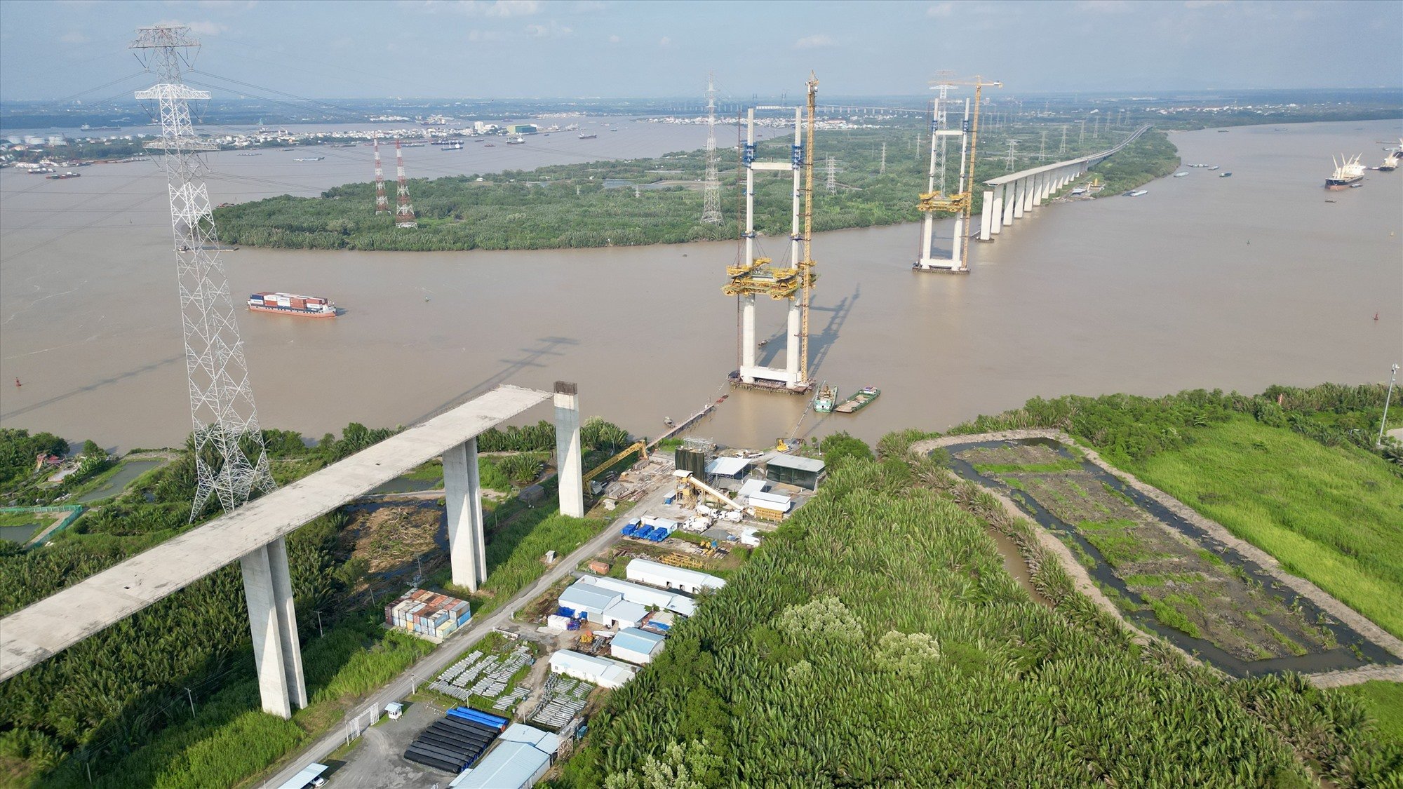 Comment a été construit le plus haut pont à haubans du Vietnam ?