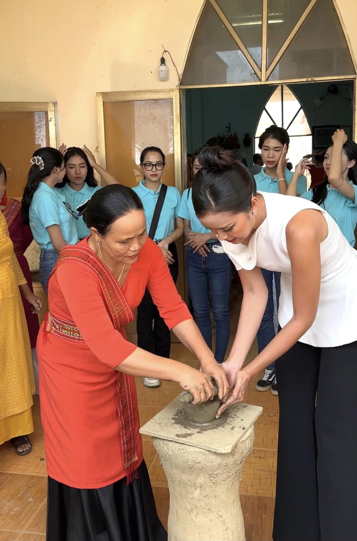 Hoa hậu Ngọc Châu quảng bá và trải nghiệm nghệ thuật làm gốm Chăm