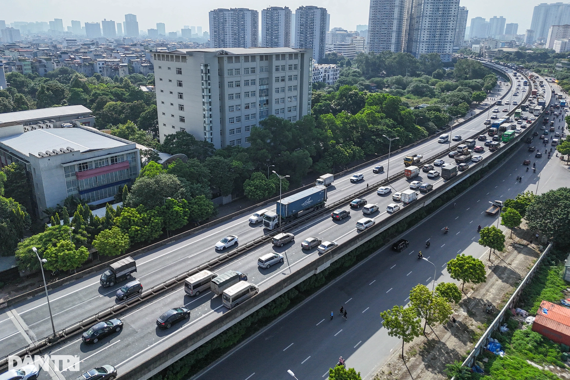 Ngày đầu nghỉ lễ 2/9, dòng người và xe nhích từng mét rời Thủ đô