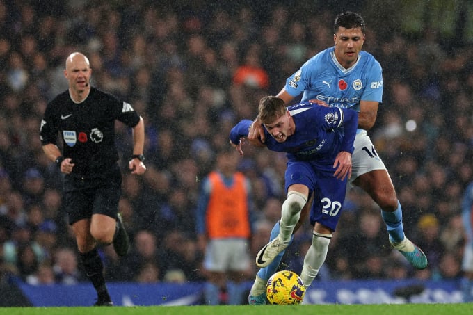 Rodri theo kèm Cole Palmer (số 20) trong trận Man City hòa Chelsea 4-4 ở vòng 12 Ngoại hạng Anh trên sân Stamford Bridge ngày 12/11. Ảnh: AFP