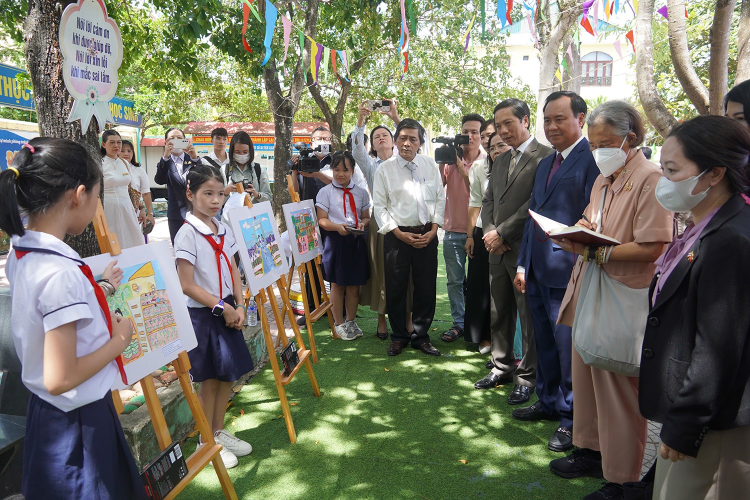 Công chúa Thái Lan Maha Chakri Sirindhorn thăm khu trải nghiệm đọc sách và trao giải vẽ tranh về vườn rau mơ ước. (Ảnh: quangtri.gov.vn)