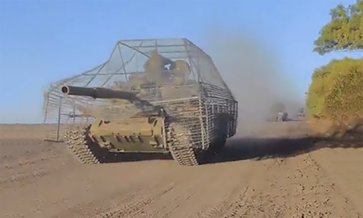 Russian soldiers cover T-62 tanks with cage armor