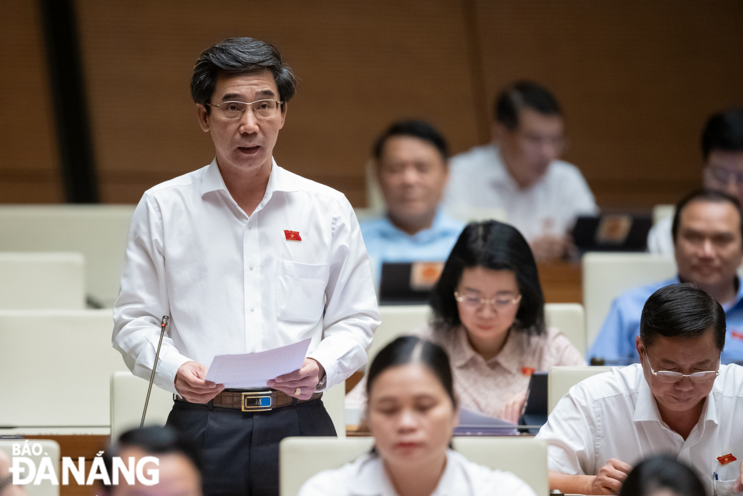 Delegierter Tran Chi Cuong sprach im Konferenzsaal. Foto: VU HUNG
