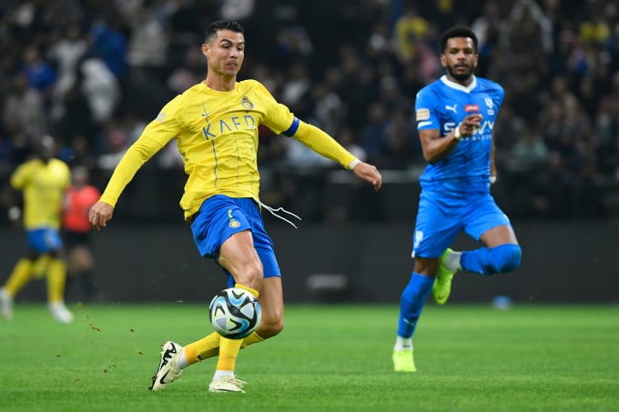 Cristiano Ronaldo đi bóng trong trận chung kết Riyadh Season Cup 2024 gặp Al Hilal trên sân Kingdom tại Riyadh, Arab Saudi ngày 8/2/2024. Ảnh: AP