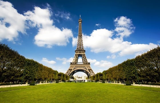 La zona de la Torre Eiffel en París ha estado y está cubierta de muchos árboles.