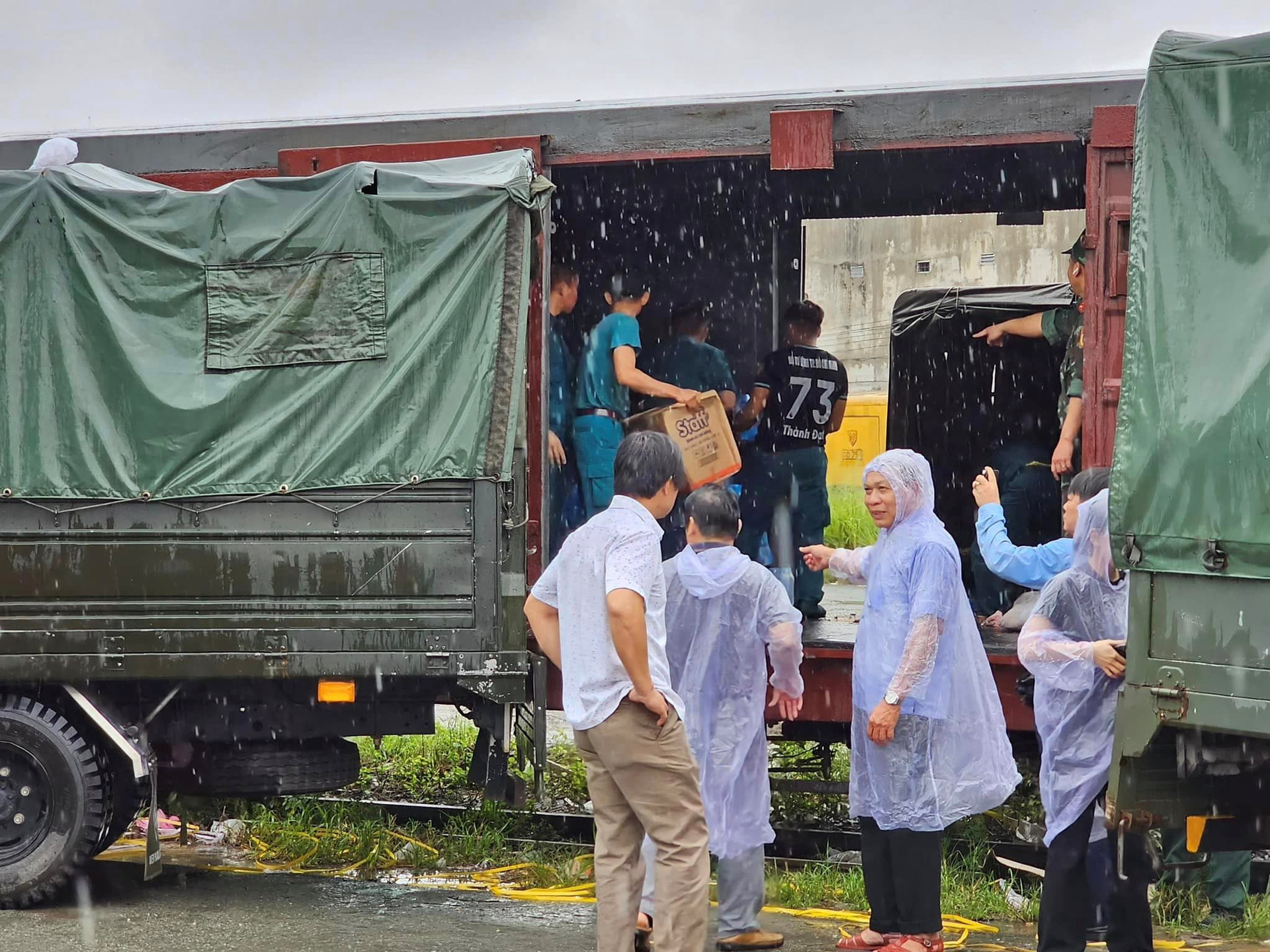 長時間の雨が降りましたが、輸送作業は緊急に行われました。