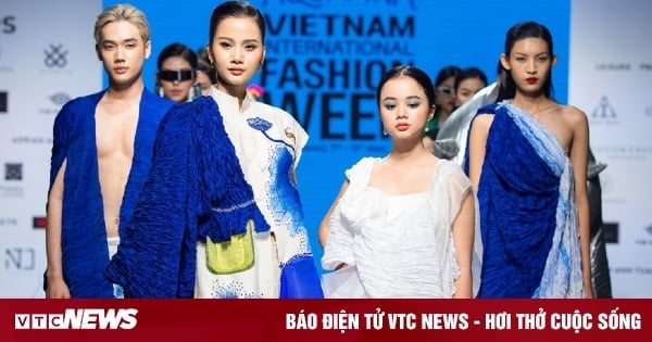 La modelo infantil Maika Ngoc Khanh camina con gracia junto a la finalista Huong Ly