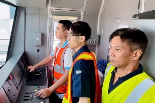 12 Vietnamese technicians operate 6 metro trains No. 1 for the first time