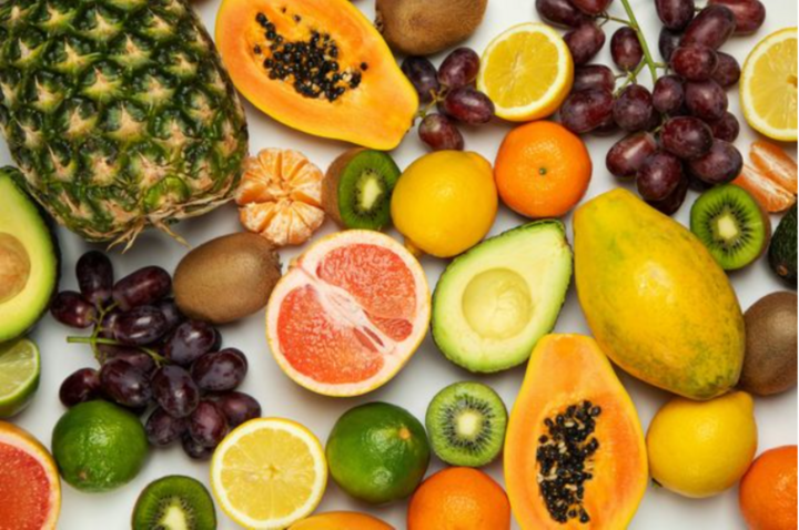 Las frutas contienen vitamina C, que mejora la circulación sanguínea.