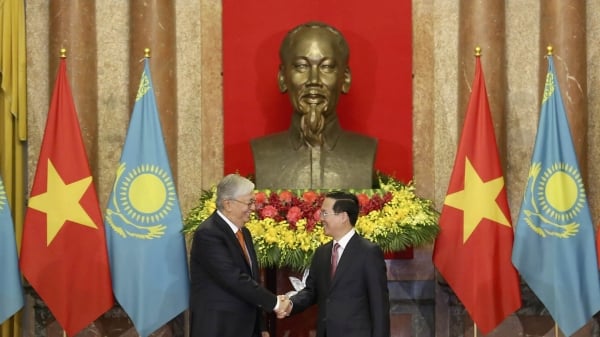 Entretien entre le président Vo Van Thuong et le président du Kazakhstan