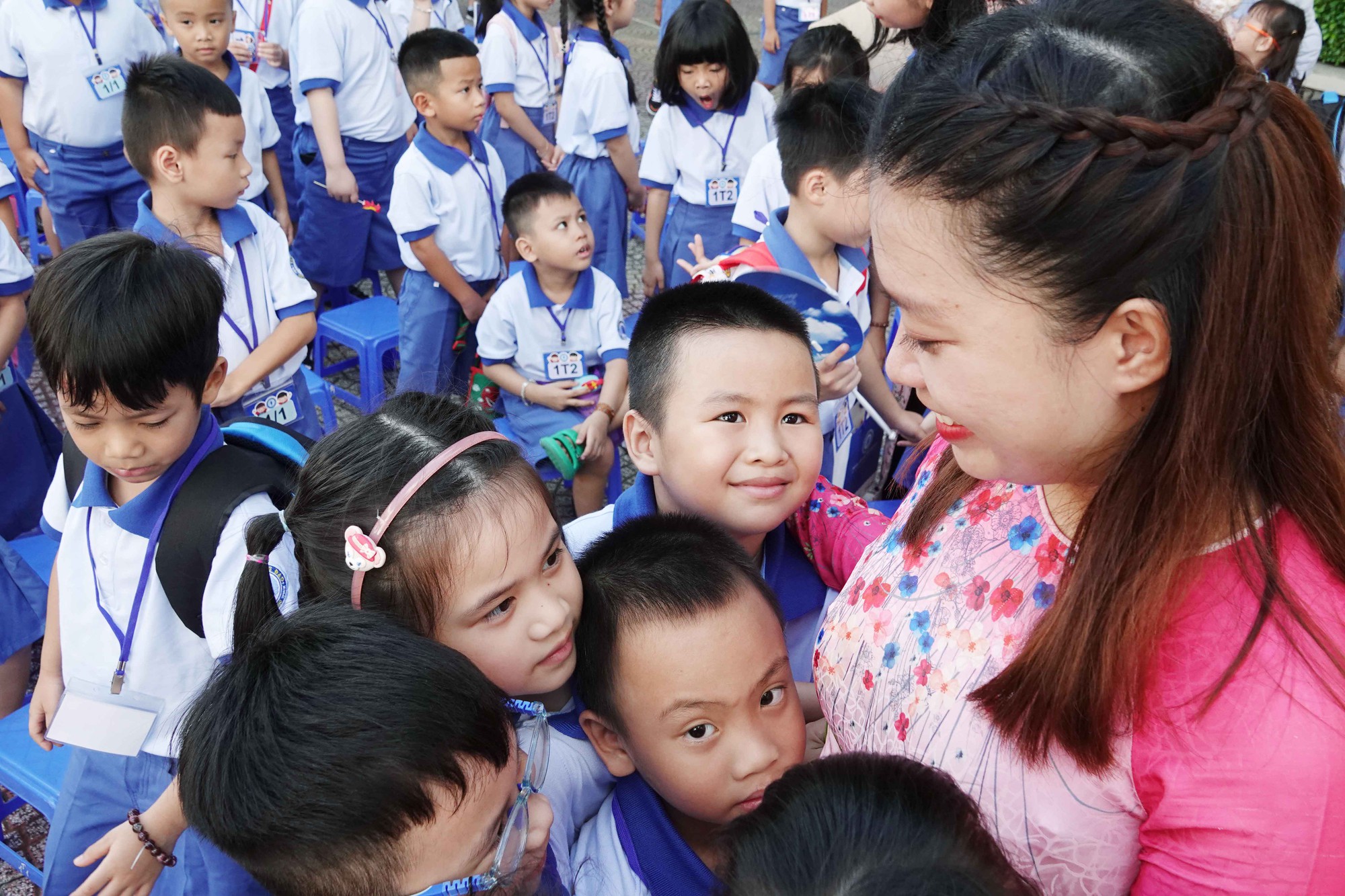 Ngày đầu tiên đi học, học sinh lớp 1 'nước mắt nhạt nhòa' - Ảnh 12.