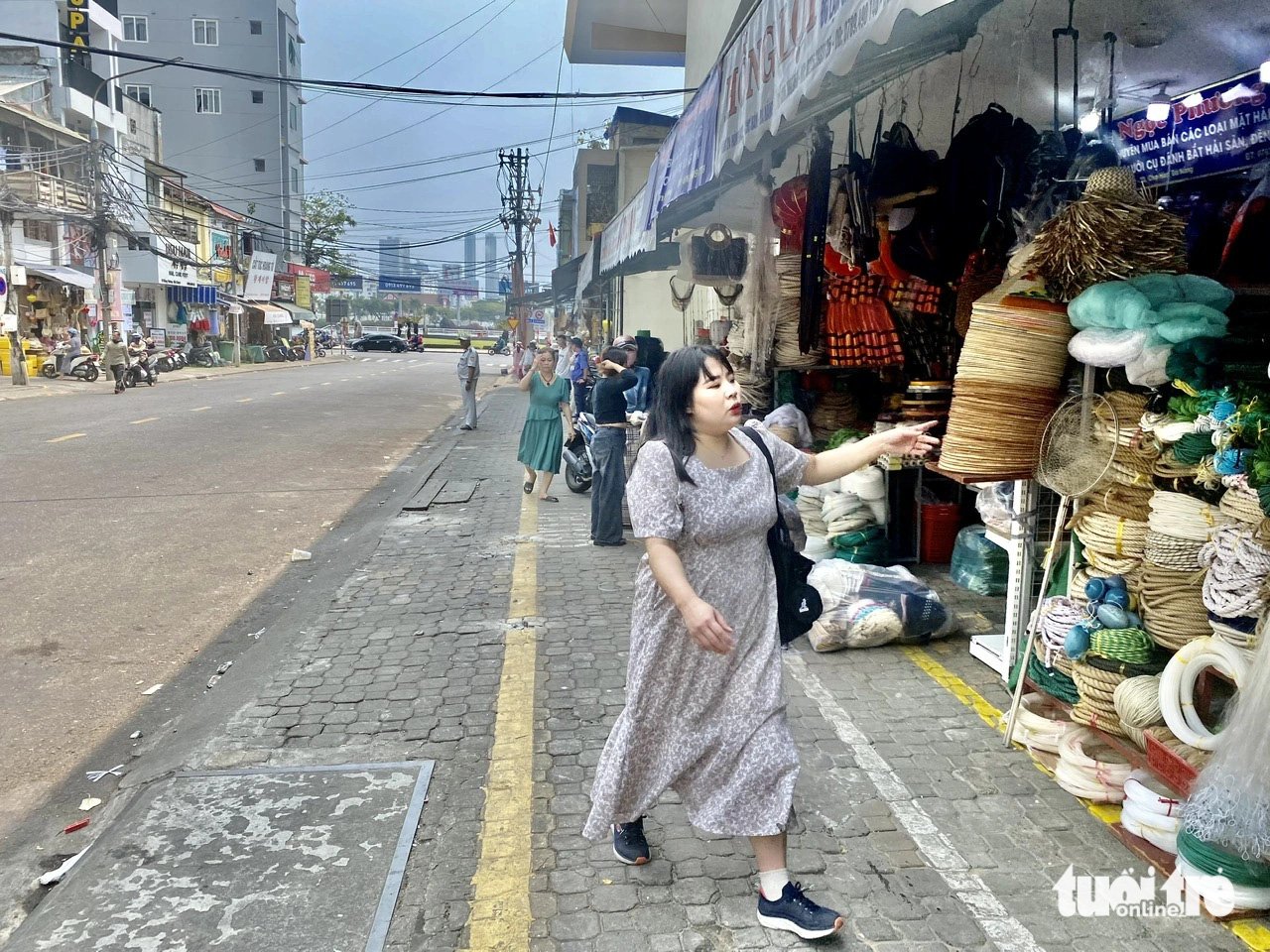 Du khách có lối đi rộng, thoáng sau khi quận Hải Châu ra quân lập lại trật tự ở các tuyến phố du lịch - Ảnh: TRƯỜNG TRUNG