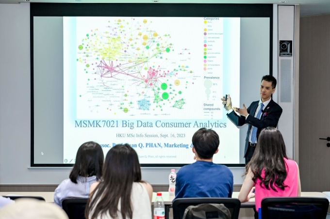 เยาวชนสามารถพบปะกับอาจารย์ของโรงเรียนธุรกิจ HKU โดยตรงได้ ภาพ: HKU