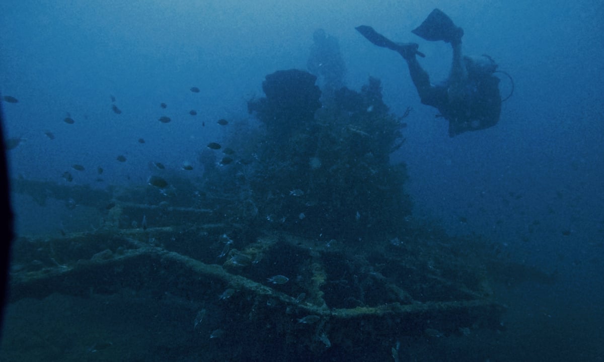 Tauchausflug vietnamesischer Touristen zu Schiffswracks aus dem Zweiten Weltkrieg