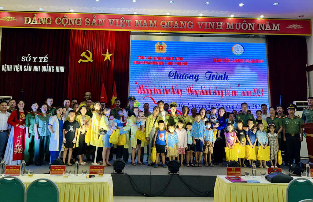 Los líderes del Hospital de Obstetricia y Pediatría de Quang Ninh, representantes de la Unión Provincial de Jóvenes, representantes del Bloque de Emulación, la Unión de Jóvenes y la Unión de Mujeres de la Policía Provincial entregaron regalos a los niños enfermos.