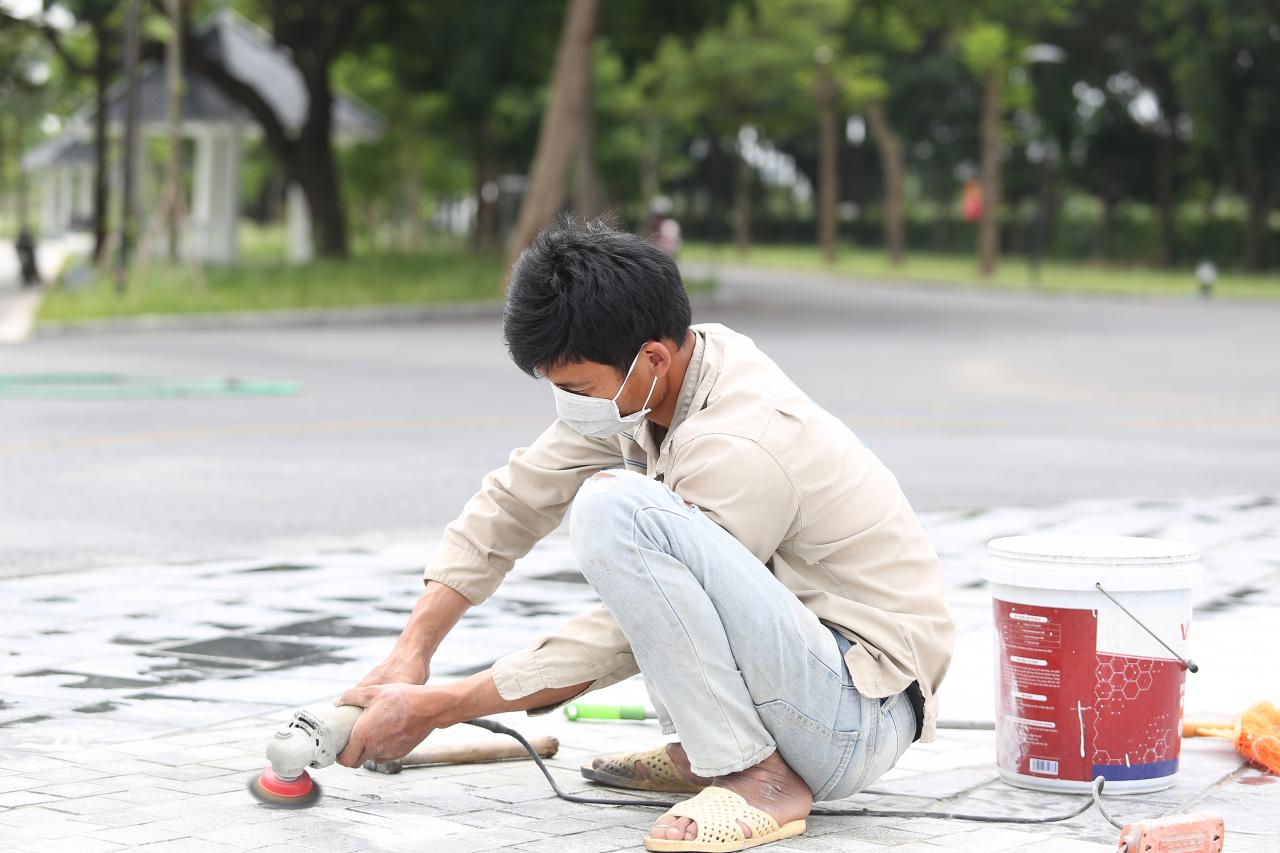 Workers are completing the final stages. Photo: Vinh Hoang