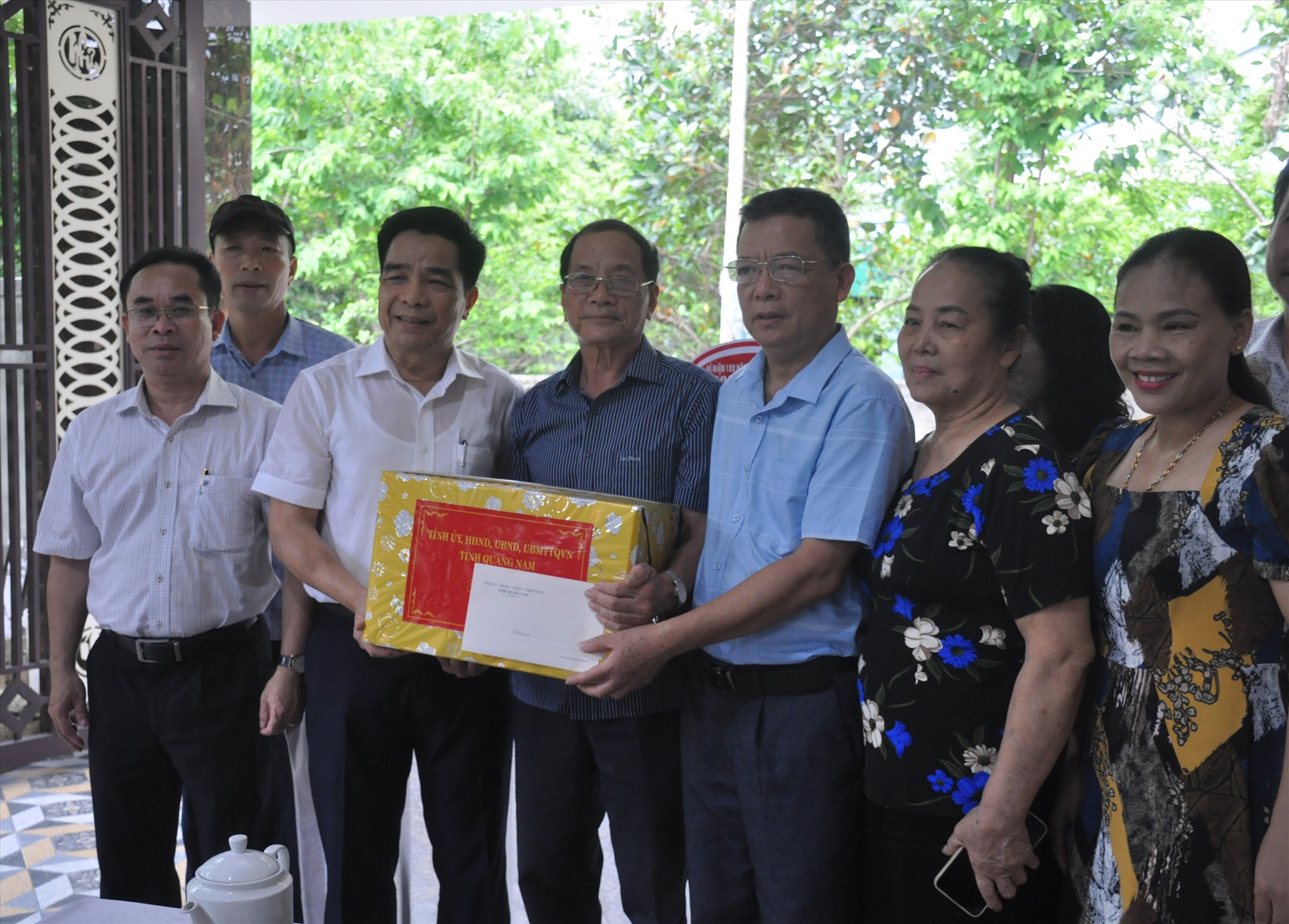 The provincial delegation presented gifts to the relatives of comrade Phan Van Dinh. Photo: N.D