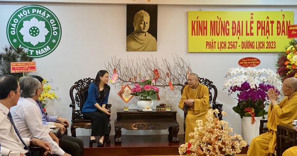 Dirigentes del Comité Central del Frente de la Patria de Vietnam felicitaron al Buda por su cumpleaños en Ciudad Ho Chi Minh