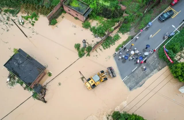 China: Nearly 4,000 people evacuated due to dike break