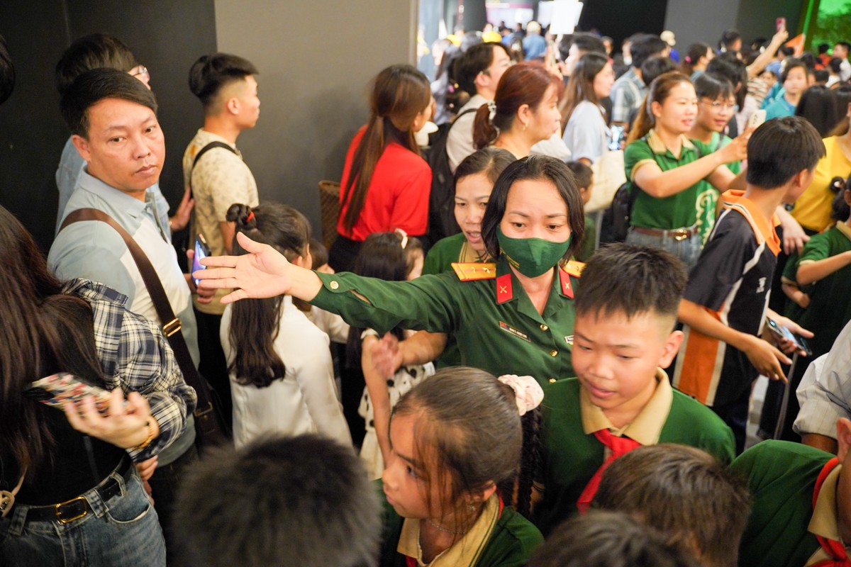 Multitudes de personas acuden a visitar el Museo de Historia Militar de Vietnam. Foto 13