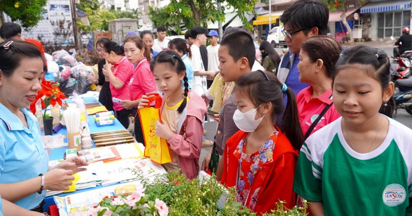 学生たちはゴミを学用品と交換し、貯金箱にお金を入れて資金を集める