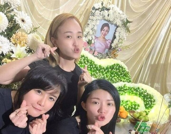 M-Girls group criticized for posing smiling in front of colleague's coffin.