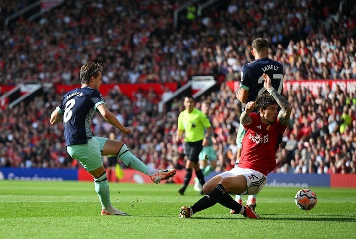 Lindelof intentó bloquearlo pero no lo logró. (Foto: Getty Images)