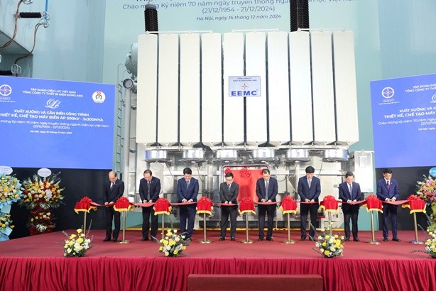 Các đại biểu cắt băng khánh thành gắn biển công trình “Thiết kế, chế tạo máy biến áp 500kV - 3x300MVA
