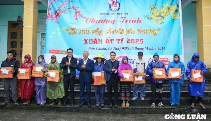 La Asociación de Periodistas de Vietnam entrega 200 obsequios del Tet a hogares pobres del distrito de Le Thuy, provincia de Quang Binh