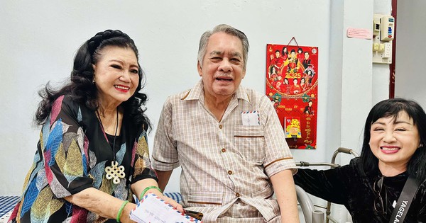 Die Volkskünstlerin Kim Cuong und die Künstlerin Bich Lan bringen Liebe in das Thi Nghe Artist Nursing Home