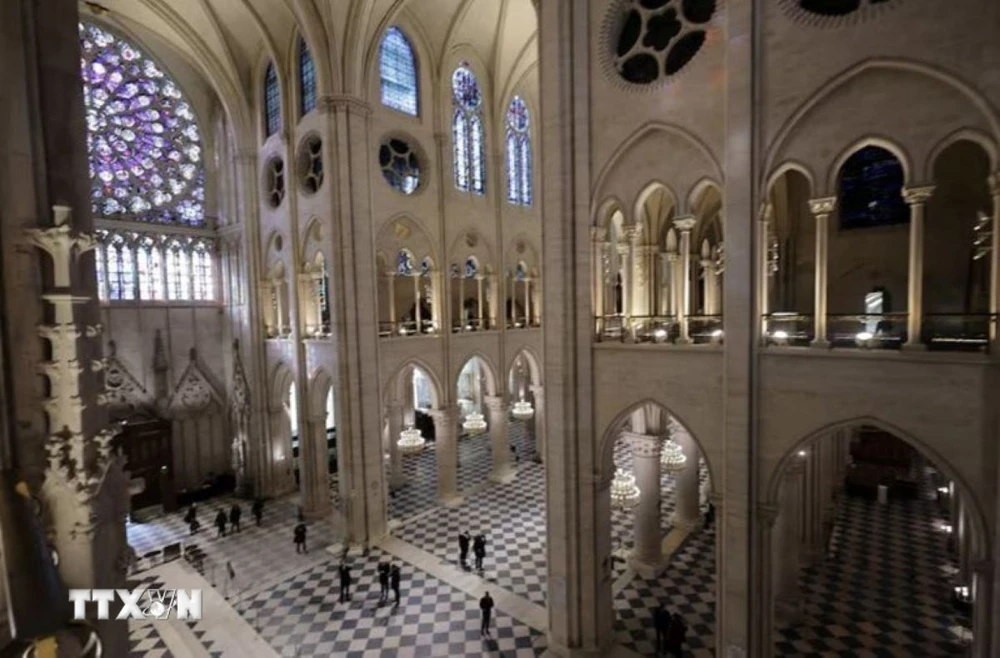 Vista interior de la Catedral de Notre Dame en París, Francia, después de finalizar los trabajos de restauración. (Foto: REUTERS/VNA)