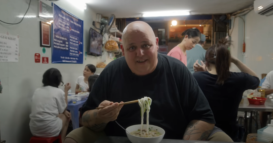 Western tourists try expensive beef pho and 50k chicken pho in Hanoi, praise both as delicious