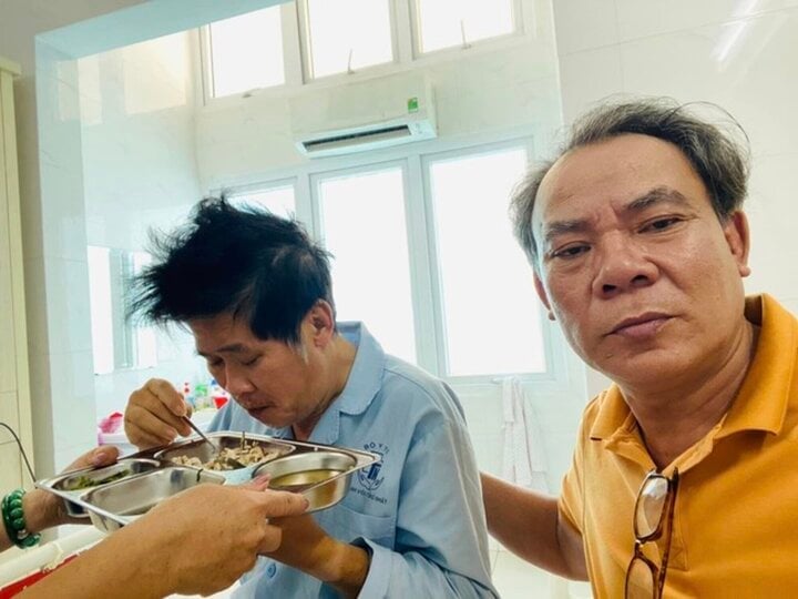 El artista Phuong Binh visita a Phuoc Sang en el Hospital Thong Nhat, Ciudad Ho Chi Minh.