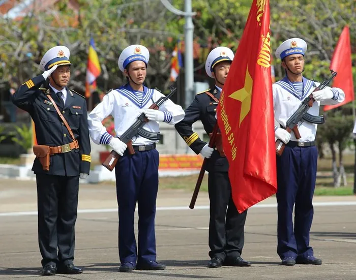  Nghi lễ thượng cờ trên đảo Trường Sa. (Ảnh: Hồng Sơn/Vietnam+) 